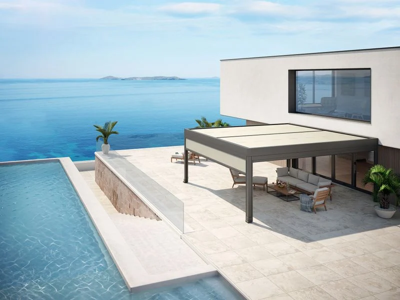 Toldo instalado en casa mediterránea con vista al mar